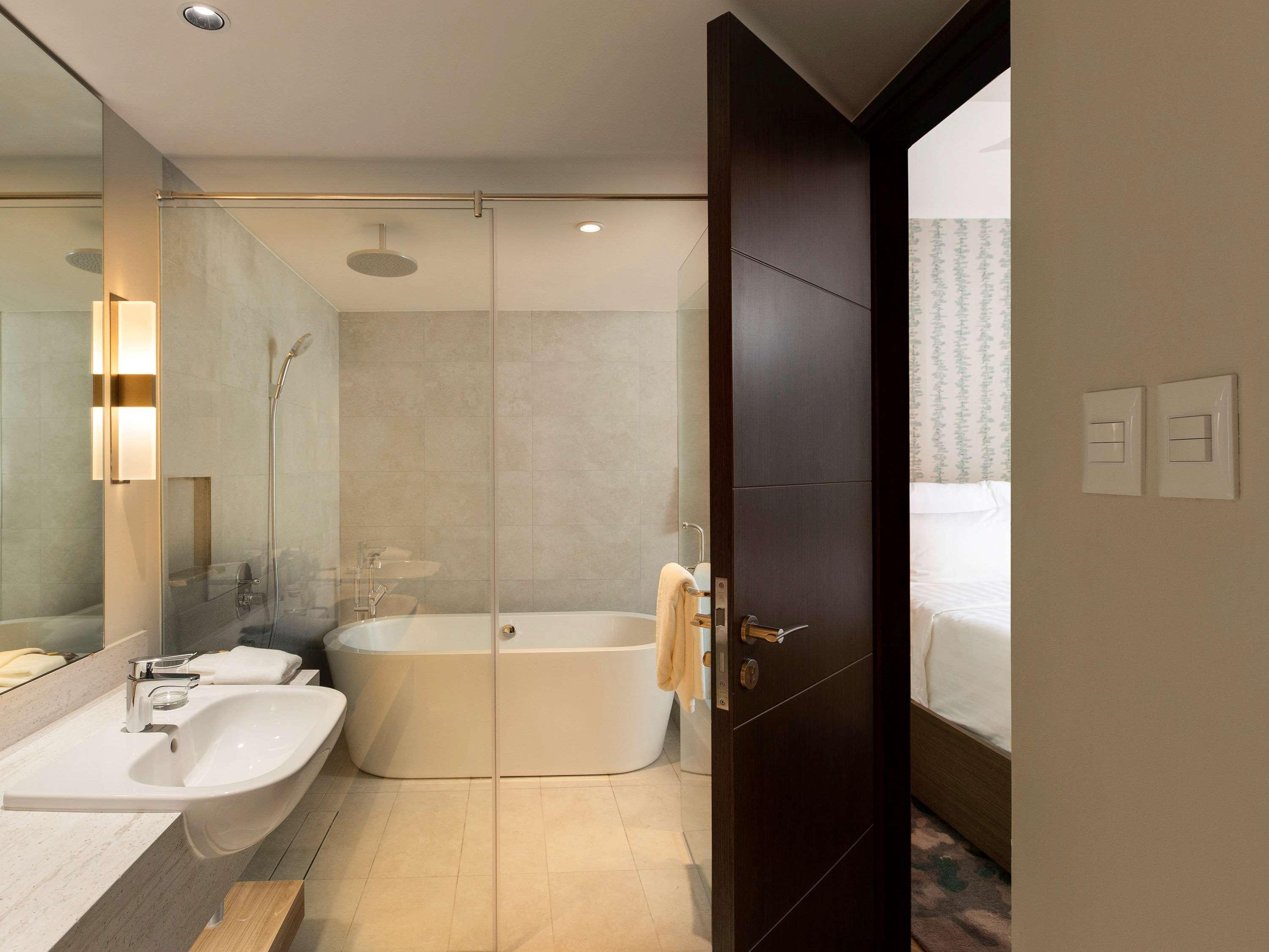 Novotel Suites Manila At Acqua Mandaluyong Exterior photo