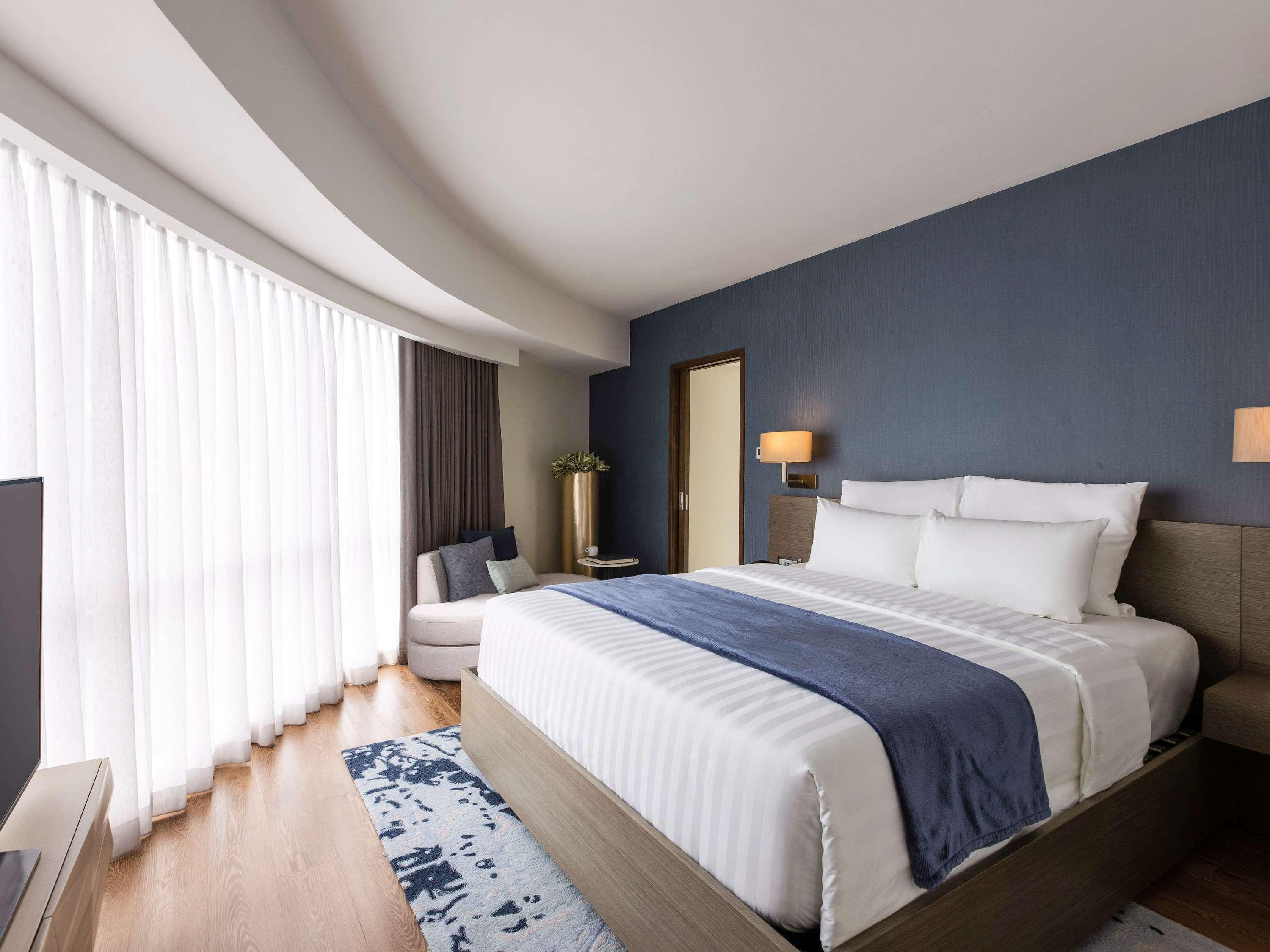 Novotel Suites Manila At Acqua Mandaluyong Exterior photo