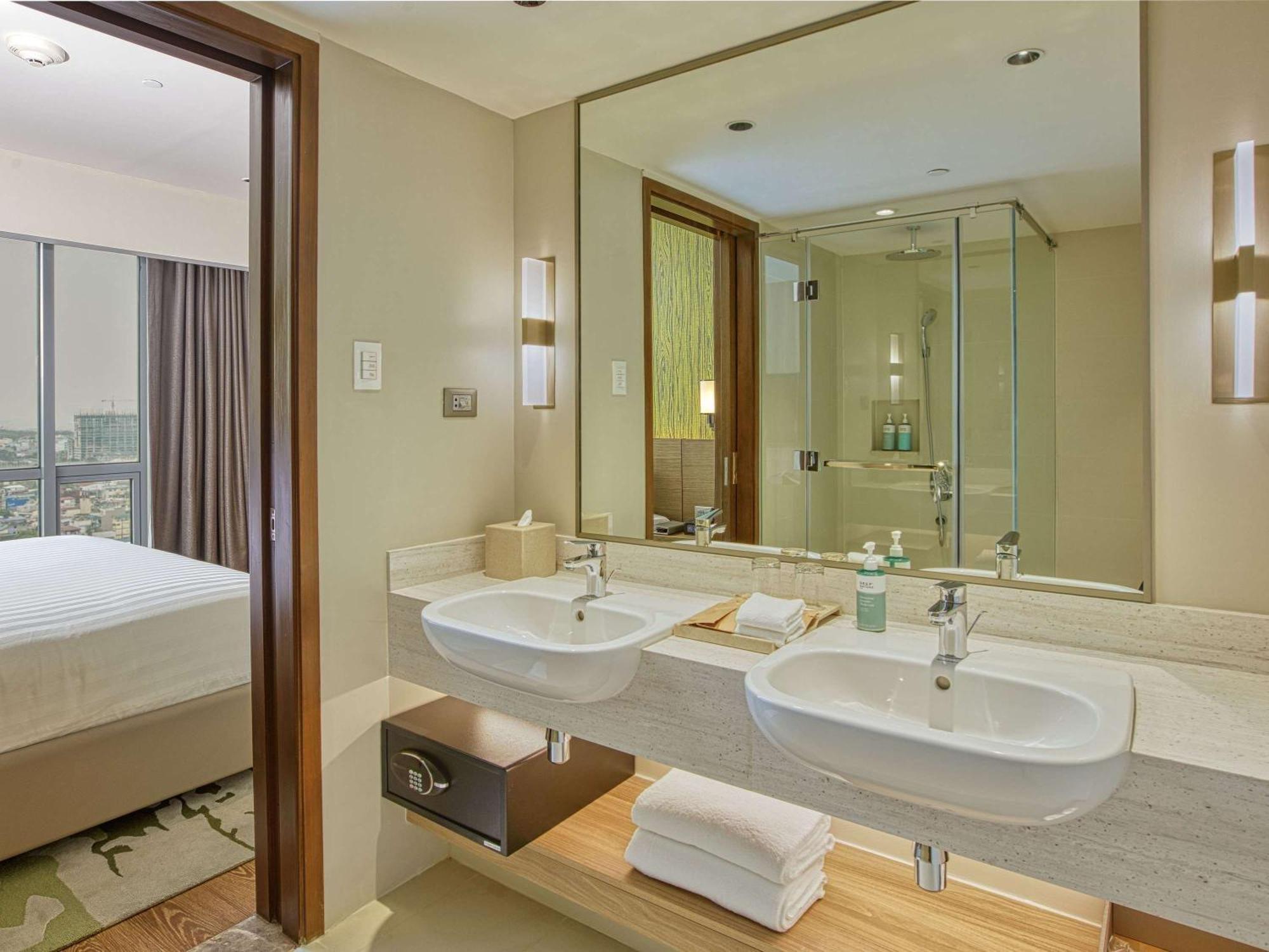 Novotel Suites Manila At Acqua Mandaluyong Exterior photo