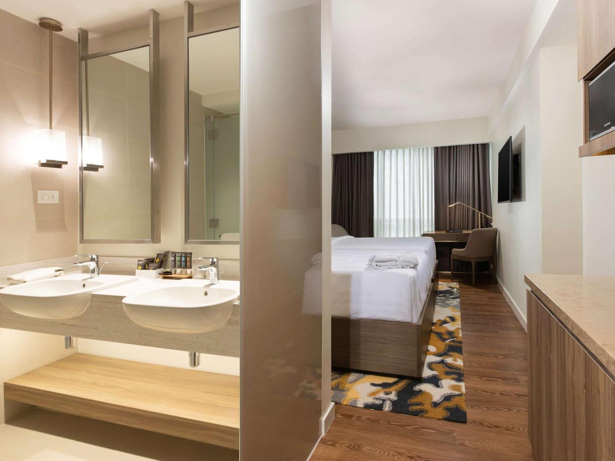 Novotel Suites Manila At Acqua Mandaluyong Exterior photo
