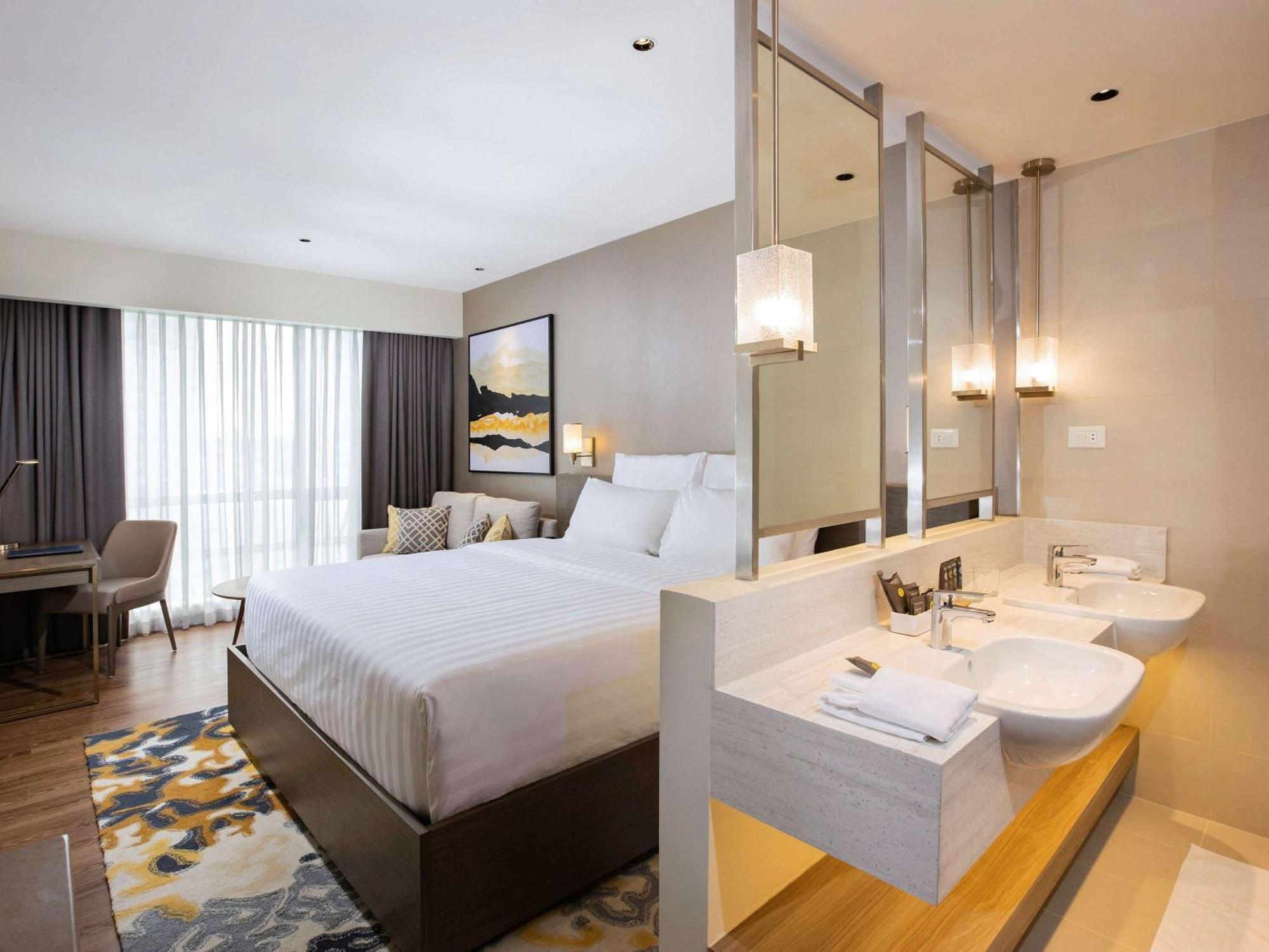 Novotel Suites Manila At Acqua Mandaluyong Exterior photo