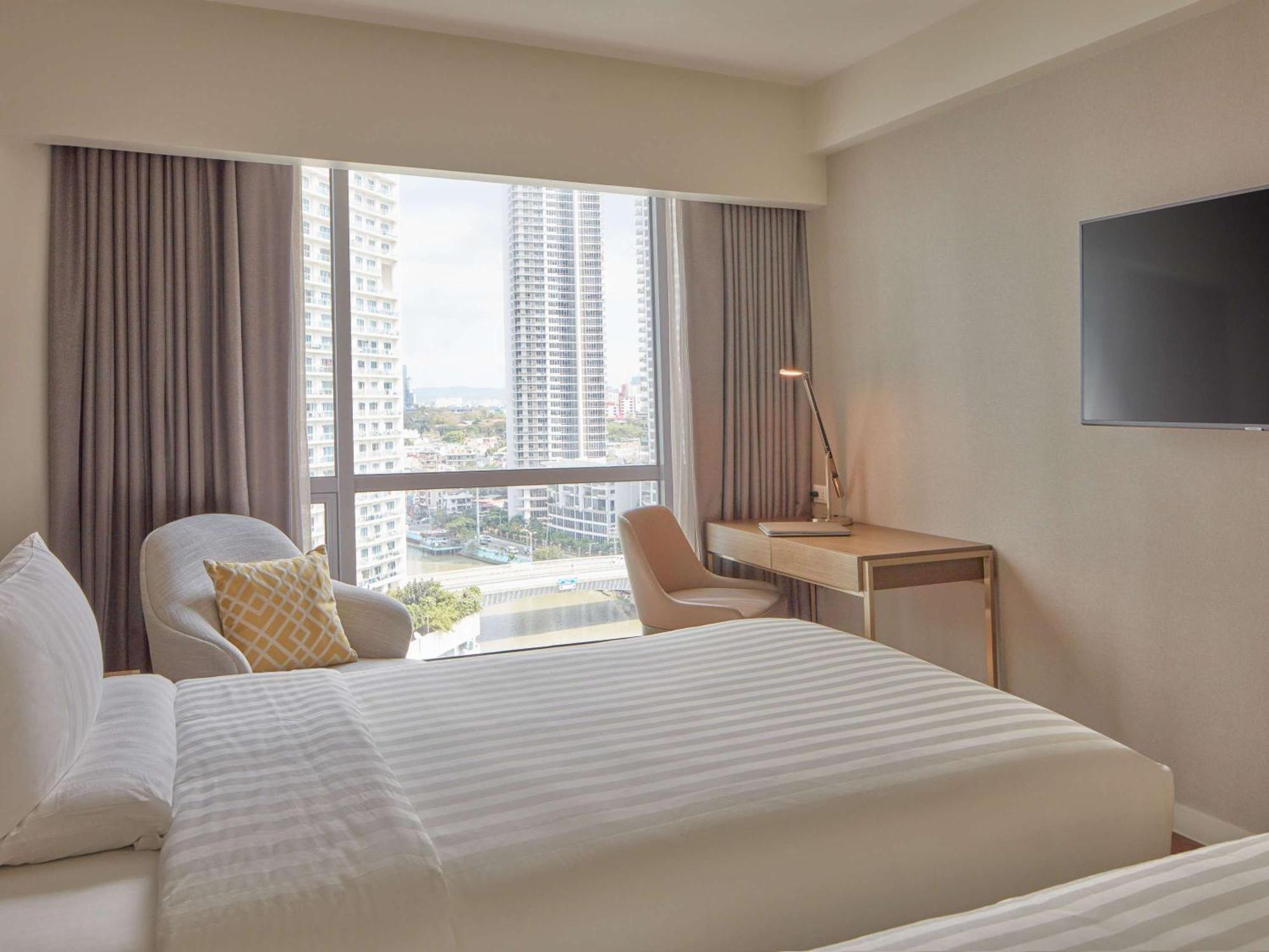 Novotel Suites Manila At Acqua Mandaluyong Exterior photo